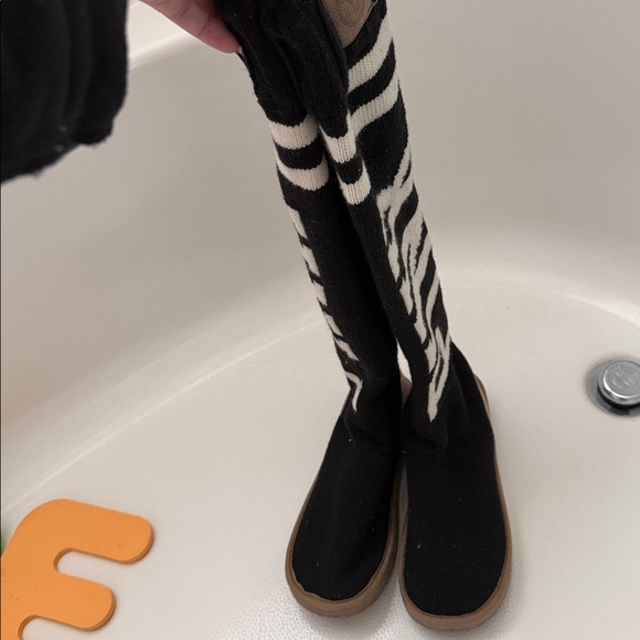 PINK Victoria's Secret Tan Slippers - Picture 2 of 5